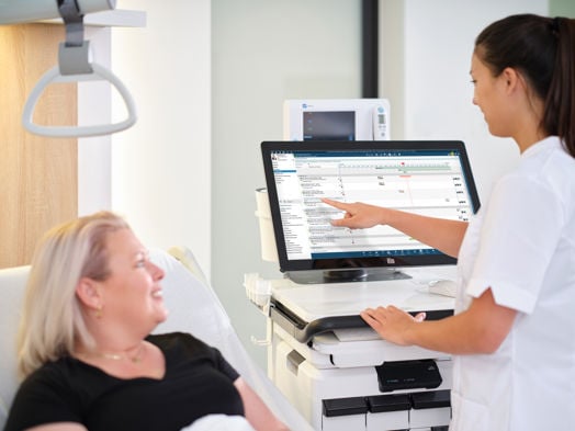 Nurse checking the patient's data on the AMiS PRO Smart Cart