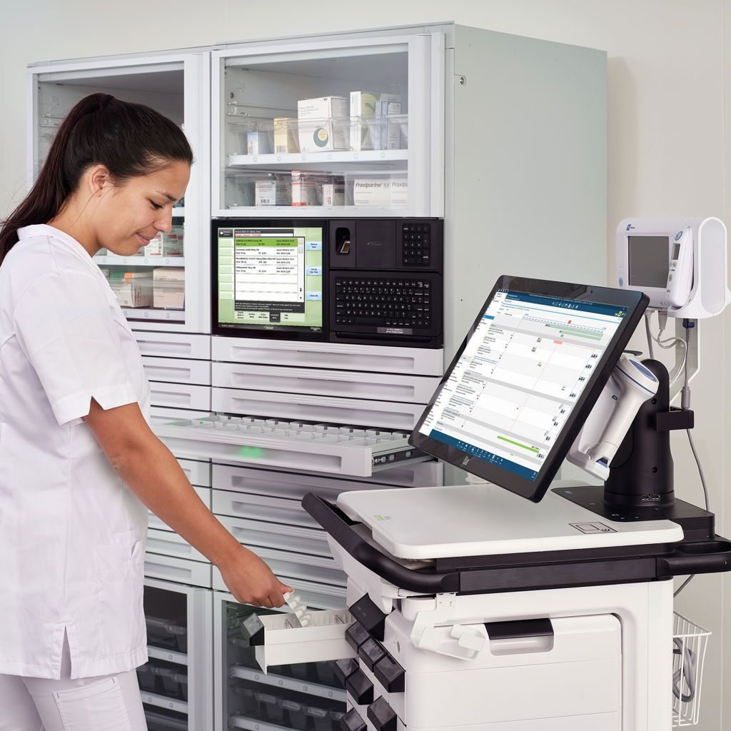 Nurse filling in the AMiS PRO Smart Cart with medicines