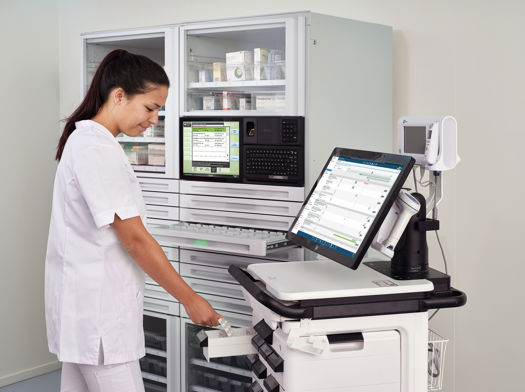 Nurse filling in the AMiS PRO Smart Cart with medicines