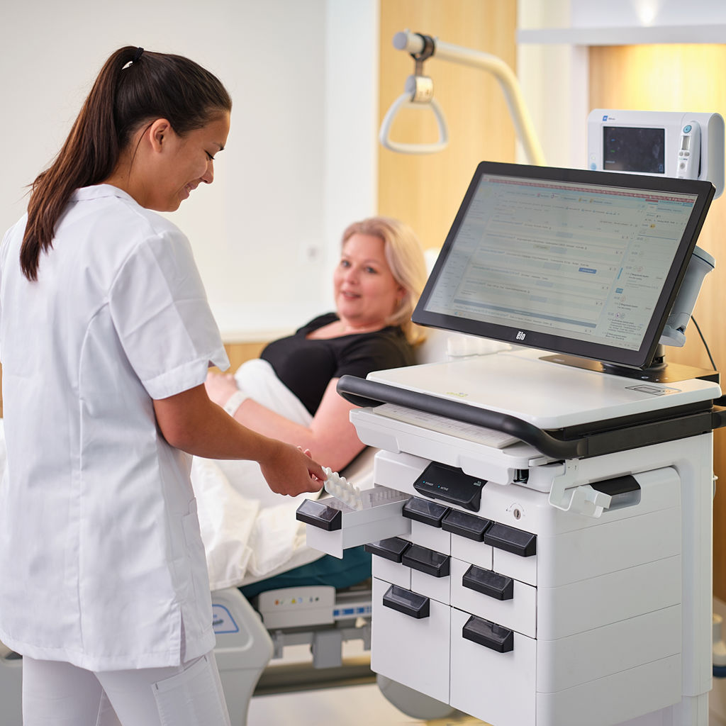 Nurse giving meds to the patient using AMiS PRO Smart Cart